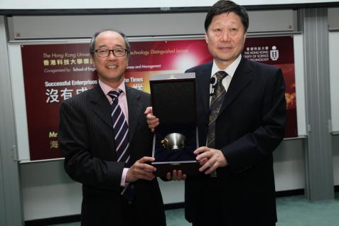 科 大 校 长 陈 繁 昌 教 授(左)与 海 尔 集 团 始 创 人 兼 首 席 执 行 官 张 瑞 敏 先 生 在 科 大 杰 出 讲 座 系 列 。	