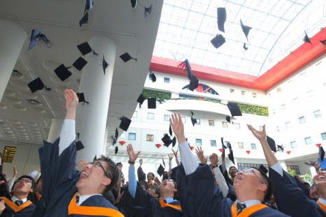 典 礼 结 束 ， 毕 业 生 将 礼 帽 抛 到 半 空 庆 祝 。