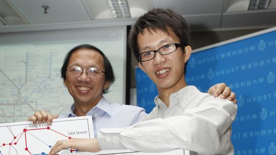 王 國 彝 教 授 （ 左 ） 及 楊 志 豪 博 士	