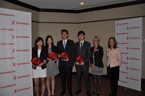  ( 左 起 ) 朱 文 婷 、 冼 尚 浚 、 郭 雪 瑶 及 陈 正 洋 赛 后 于 加 拿 大 合 照 留 念 。