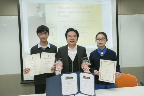  Prof Ting-Chuen Pong (middle) wins two Wharton-QS Stars Awards 2014 for the innovative e-learning programs. Mr Brian Tang (left) and Ms Christine Lau (right), students who were enrolled in the “Chemists Online” program, share their experience.