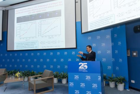  王中林教授于科大25周年杰出人士讲座系列以「纳米发电机及压电电子学」为题发表演说。