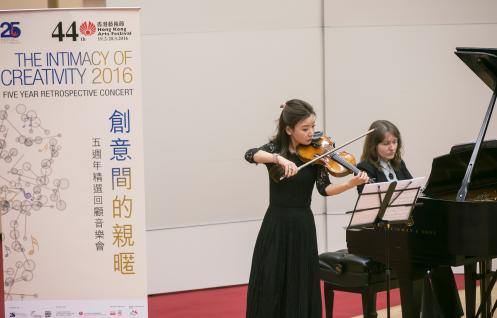  香港管弦乐团联合首席第二小提琴赵滢娜(左)与钢琴家娜塔莉亚．托卡尔演奏2016「创意间的亲昵」作曲家丹尼尔．特姆金的作品《烛光，黑暗》。
