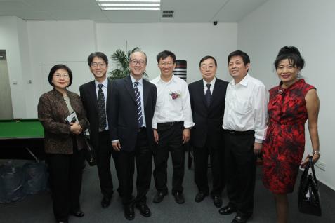 嘉 宾 参 观 入 驻 科 大 深 圳 产 学 研 大 楼 的 高 科 技 企 业 。
