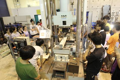 暑期学院同学于土木工程实验室进行实验。