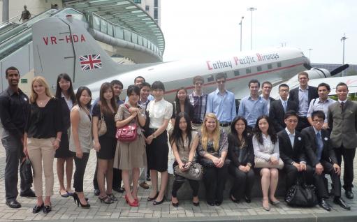  與會學生參觀國泰航空公司。