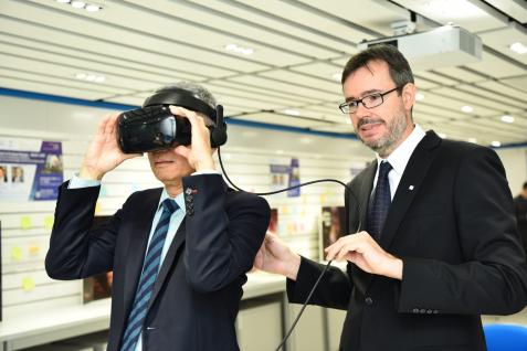  史維教授於展覽上試戴ICRC用以訓練員工而設的虛擬實境裝置。