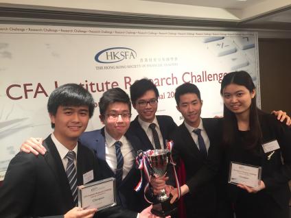  香港财经分析师学会主办的特许金融分析师学会挑战赛冠军(左起)：赵天宇、周浩铭、李桂贤、陈俊峰及武越。