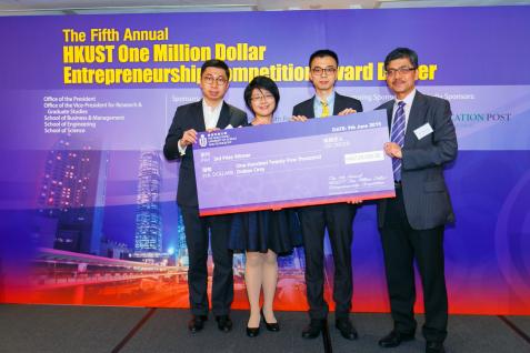  Prof Kam-ming Ko (right), Associate Dean of Science, presents the award to the third place winner NovaMatrix.