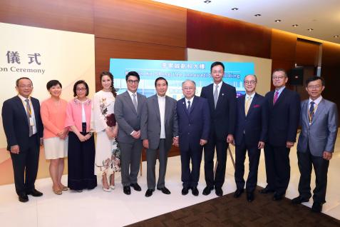  (From third left) Ms Margaret Lee Pui Man, Mrs Cathy Lee, Mr Martin Ka Shing Lee, Dr Lee Shau Kee, the Honorable Andrew Liao Cheung-sing, Prof John Chai Yat-Chiu, Prof Tony F Chan, Dr Eden Y Woon and other professors.