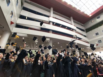  畢業典禮後，畢業生將禮帽拋起以示慶祝。