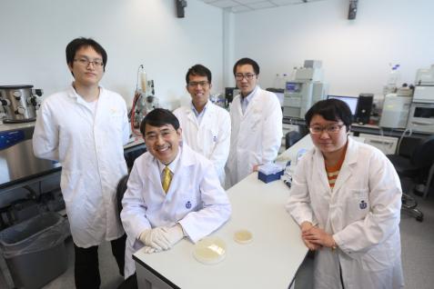  The research team led by Prof Qian Pei-Yuan (second left) discovered for the first time that “D-stereospecific resistance peptidases” could render peptide antibiotics useless.
