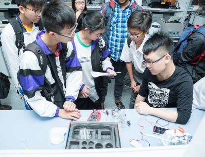  A workshop led by HKUST students on fuel cell electric vehicles.