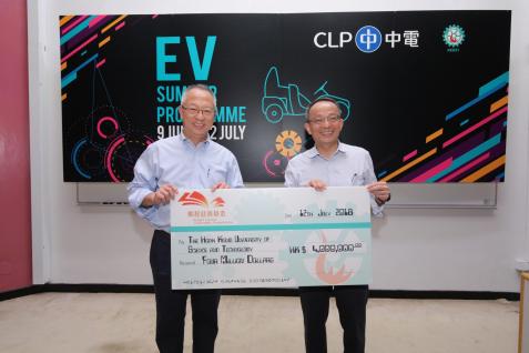  钟志平教授（左）慷慨捐赠四百万港元资助学苑未来两年的活动，由郑光廷院长代表接受。
