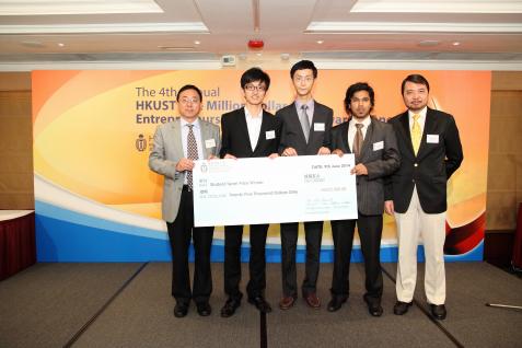  Dean of HKUST Fok Ying Tung Graduate School Prof Lionel Ni (left) presents the “Student Team Prize” to m-Care Technology Ltd.