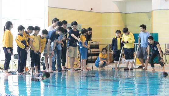  Students from different school teams cooperate and finish the assigned tasks.