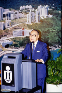  科大籌備委員會主席鍾士元博士於1996年、籌委會成立十周年的慶典上致辭。