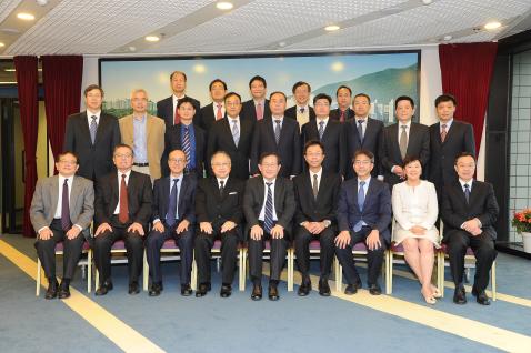  CPPCC Vice-Chairman and Minister of Science and Technology Prof Wan Gang (middle, first row) leads a delegation to HKUST and meets the University’s representatives including Council Chairman the Hon Andrew Liao Cheung-sing (fourth left), Vice Council Chairman Prof John Chai Yat-Chiu (sixth left) and President Prof Tony F Chan (third left).