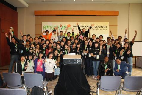 来 自 亚 洲 多 个 国 家 的 年 青 人 聚 首 一 堂 ， 分 享 推 广 互 联 网 应 用 的 心 得 。	