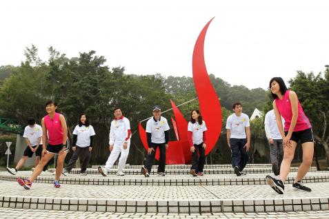  HKUST President Tony F Chan (middle, back row) and Prof Yuk-Shan Wong (3rd from left, back row) leading participants to do warm-up exercises.