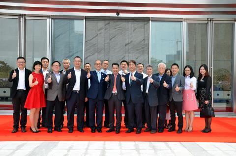  (前排左三起) 翁以登博士、陈繁昌教授、杨荣义先生、李行伟教授及一众代表团今年五月参观杨荣义先生于深圳的总公司。