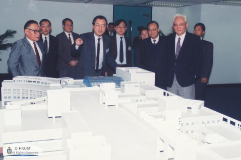  鍾博士（前左一）於1992年為到訪科大的時任國務院港澳辦公室主任魯平（前右一）介紹科大發展計劃。