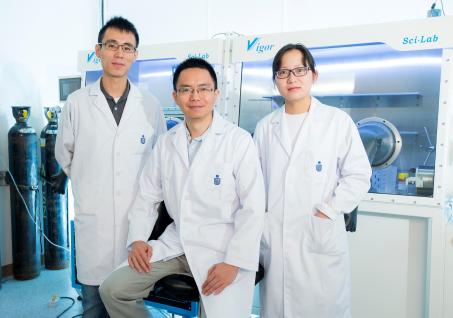  Prof Henry He Yan (middle)’s research team