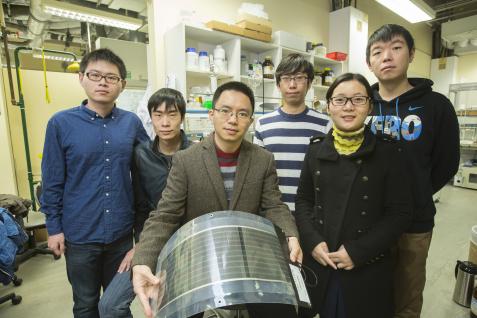  颜河教授 (中) 研究团队的有机太阳能电池发电效率创新纪录