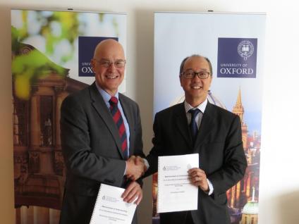  Professor Andrew Hamilton (left), Vice-Chancellor of University of Oxford and Professor Tony F Chan, President of Hong Kong University of Science and Technology sign a Memorandum of Understanding for International Collaboration in Davos, Switzerland.