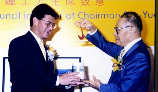  羅康瑞博士（左）在1999年獲委任為科大校董會主席，接替當時已擔任主席達11年的鍾博士。