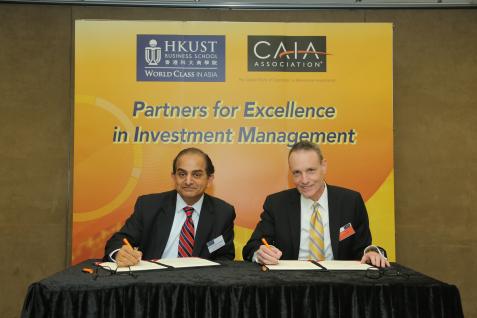  科大商學院院長及Michael Jebsen商學教授邢吉天教授(左)，以及CAIA協會行政總裁William (Bill) Kelly先生。
