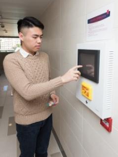 学生使用八达通卡支付空调费用。