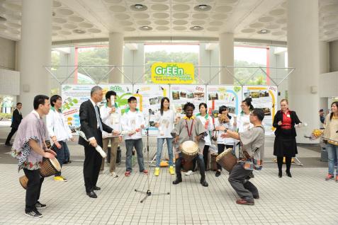  Prof Wei Shyy staged a performance with students at the Green Ambassador program