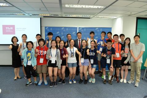  All the participants of the camp together with HKUST engineering faculty members and staff