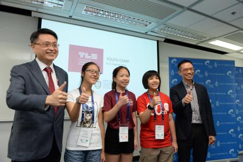  Prof King Lun Yeung, Associate Dean of Engineering (Research and Graduate Studies) and Director of MPhil Program in Technology Leadership and Entrepreneurship (TLE) (leftmost) and Prof Terrence Yee, Associate Director of MPhil Program in TLE (rightmost) with the winning team