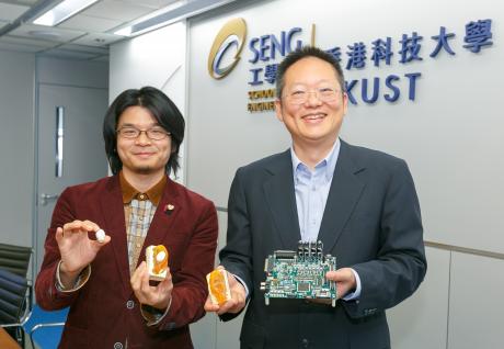 蘇孝宇教授(右)和張健鋼展示其音頻科技的研發成果。