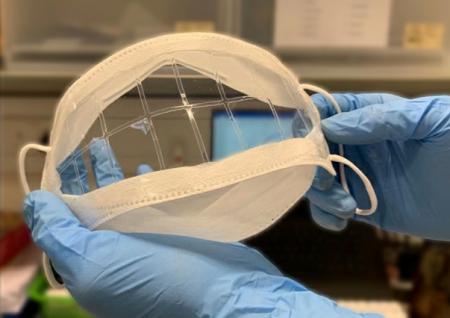 利用這種新聚合物納米物材料製造的口罩，不但透明透氣，亦能隔絕病毒和細菌