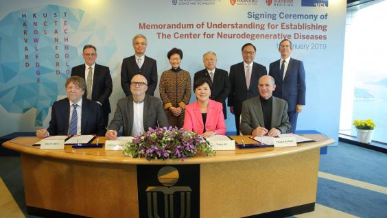The Hon Mrs. Carrie LAM (back third left), Chief Executive of HKSAR; Mr. Andrew LIAO (back third right), HKUST Council Chairman; Prof. Wei SHYY (back second left), HKUST President; Mr. Nicholas W YANG (back second right), Secretary for Innovation and Technology; Mr. Andrew HEYN (back first left), British Consul General in Hong Kong and Mr. Thomas HODGES (back first right), Acting U.S. Consul General in Hong Kong witness the MoU signing between Prof. Nancy IP (front second right), HKUST Vice-President for Research and Development; Prof. Clifford WOOLF (front second left), Director of F.M. Kirby Neurobiology Center at Boston Children’s Hospital – a Harvard Medical School Teaching Hospital; Prof. Thomas RANDO (front first right), Director of The Paul F. Glenn Center for the Biology of Aging at Stanford University School of Medicine; and Prof. John HARDY (front first left), Professor of Neuroscience at University College London. The Hon Mrs. Carrie LAM (back third left), Chief Executive of HKSAR; Mr. Andrew LIAO (back third right), HKUST Council Chairman; Prof. Wei SHYY (back second left), HKUST President; Mr. Nicholas W YANG (back second right), Secretary for Innovation and Technology; Mr. Andrew HEYN (back first left), British Consul General in Hong Kong and Mr. Thomas HODGES (back first right), Acting U.S. Consul General in Hong Kong witness the MoU signing between Prof. Nancy IP (front second right), HKUST Vice-President for Re
