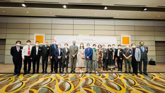 HKUST President Prof. Wei SHYY (eighth left), UGC representatives and other HKUST members including past winners of the award Prof. Tim WOO (second right) and Prof. Jason CHAN (fifth right) congratulate Prof. Rhea LIEM (ninth left) on winning. HKUST President Prof. Wei SHYY (eighth left), UGC representatives and other HKUST members including past winners of the award Prof. Tim WOO (second right) and Prof. Jason CHAN (fifth right) congratulate Prof. Rhea LIEM (ninth left) on winning.