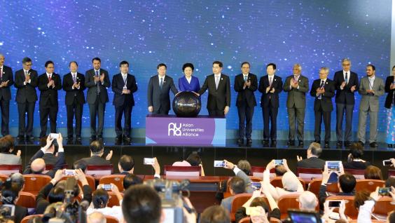 The Chinese Vice-Premier Liu Yandong (middle), the AUA President Tsinghua University President Professor Qiu Yong (seventh left), and the AUA Executive President Chulalongkorn University President Professor Bundhit Eua-arporn (eighth right), together with the founding members officiated at the AUA launch ceremony. The Chinese Vice-Premier Liu Yandong (middle), the AUA President Tsinghua University President Professor Qiu Yong (seventh left), and the AUA Executive President Chulalongkorn University President Professor Bundhit Eua-arporn (eighth right), together with the founding members officiated at the AUA launch ceremony.