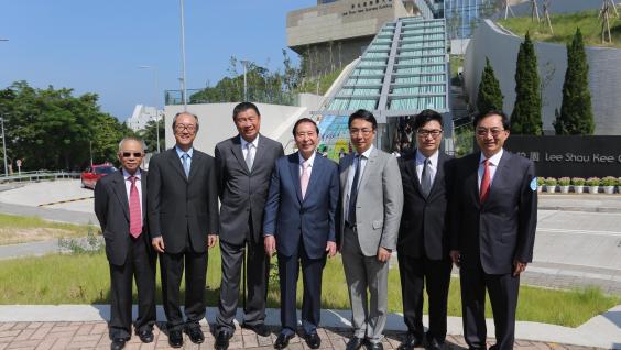 Officiating guests at the entrance of the Lee Shau Kee Campus. From left: HKUST Court Chairman Dr John Chan, President Prof Tony Chan, Council Chairman Dr Marvin Cheung, Henderson Land Chairman Dr Lee Shau Kee, Vice Chairmen Mr Peter Lee, Mr Martin Lee and Mr Colin Lam. Officiating guests at the entrance of the Lee Shau Kee Campus. From left: HKUST Court Chairman Dr John Chan, President Prof Tony Chan, Council Chairman Dr Marvin Cheung, Henderson Land Chairman Dr Lee Shau Kee, Vice Chairmen Mr Peter Lee, Mr Martin Lee and Mr Colin Lam.