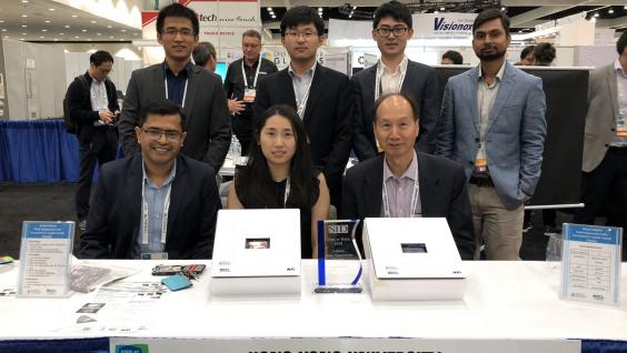 The team led by Chair Prof Kwok (front right) and Assistant Prof Abhishek Srivastava (front left) from the Department of Electronic and Computer Engineering won the “Best Prototype in Innovation Zone” award from The Society for Information Display with the new display technology The team led by Chair Prof Kwok (front right) and Assistant Prof Abhishek Srivastava (front left) from the Department of Electronic and Computer Engineering won the “Best Prototype in Innovation Zone” award from The Society for Information Display with the new display technology