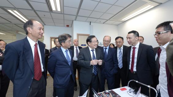 The delegation visits HKUST’s PSKL on Advanced Displays and Optoelectronics Technologies, the research team introduces their electronic shelf labeling product. The delegation visits HKUST’s PSKL on Advanced Displays and Optoelectronics Technologies, the research team introduces their electronic shelf labeling product.