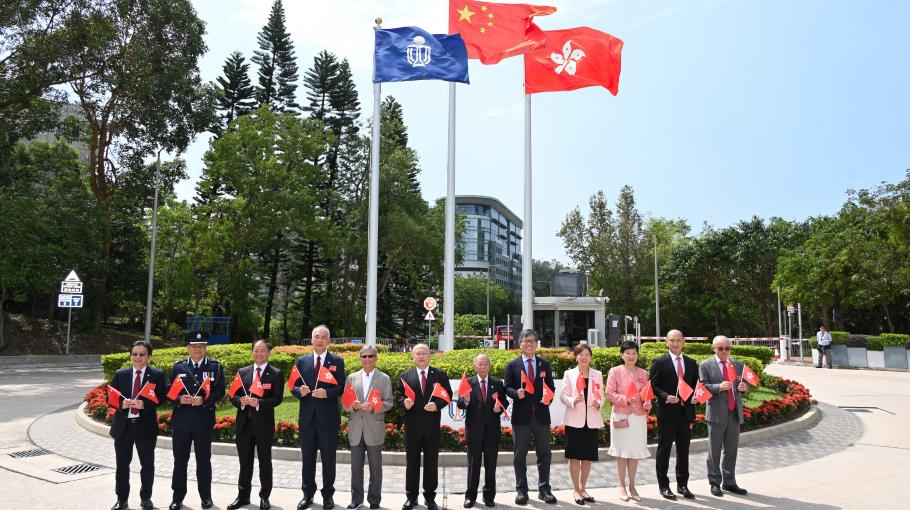 香港科技大学举行升旗仪式庆祝中华人民共和国成立七十四周年