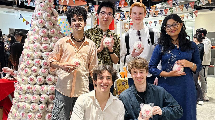 HKUST Presents "Fortune Buns" at Intercultural Fair (Chinese Version Only)