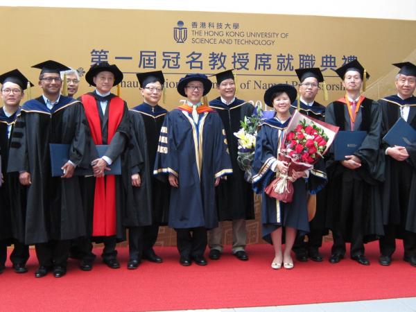 葉教授(右五)於2013年科大首屆冠名教授席就職典禮獲頒晨興生命科學教授。