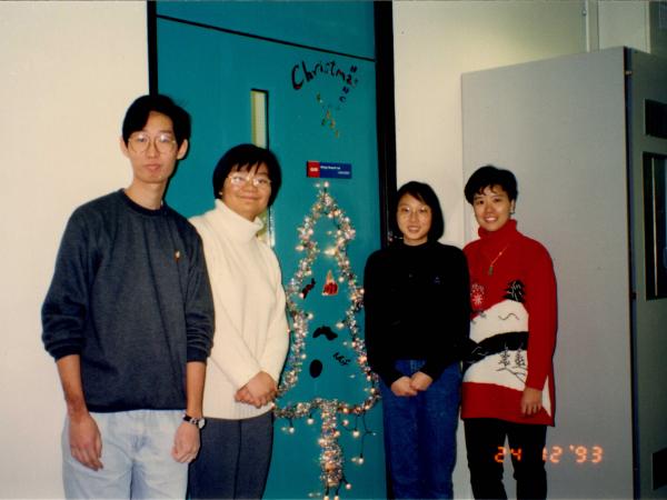 葉教授(右一)於1993年在她的實驗室門前與研究團隊成員合照，慶祝首個在科大度過的聖誕節，部分成員至今仍為葉教授的緊密戰友。