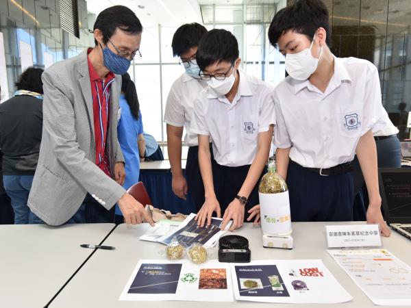 一眾嘉賓參觀學校展覽攤位，了解同學們各項作品的創作點子及對香港空氣污染的見解。