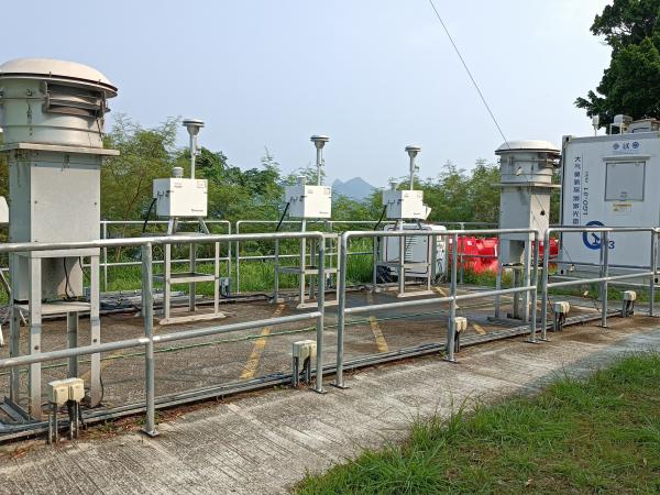香港科技大學空氣質量研究超級站配備先進儀器為空氣污染物作實時的仔細分析。