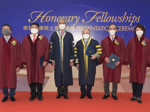 At the ceremony: (from left) the honorary fellows Mr. David LEE Wai-Hung and Mr. LEE Shing-Put, HKUST President Prof. Wei SHYY, Chairman of the HKUST Council the Hon. Andrew LIAO Cheung-Sing, the honorary fellows Mr. David FONG Man-Hung and the Hon. Starry LEE Wai-King.